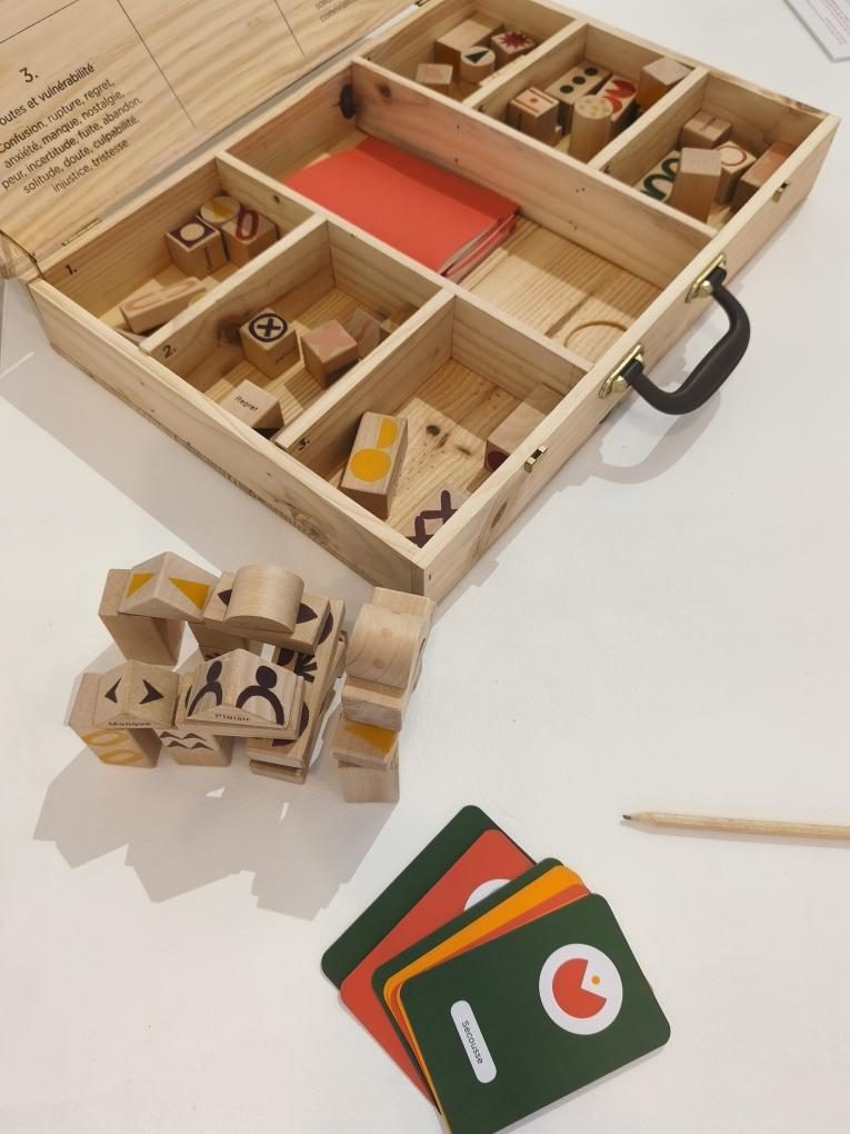 Jeu de construction (identitaire) — les blocs de personnalité posés sur la table.